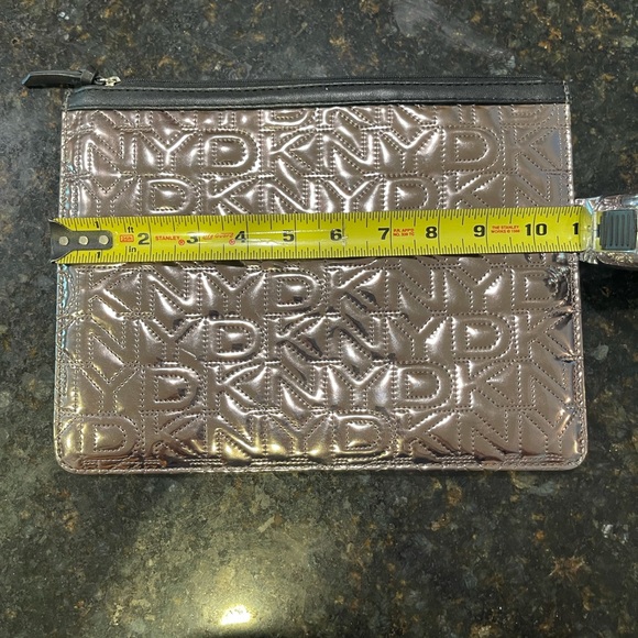 “DKNY” oversized 4 piece travel purse with 3 different sized zipper bags! - Picture 7 of 11